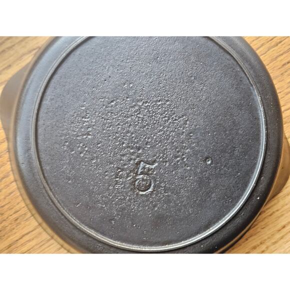Vintage Ware 8 1/8" Inch Cast Iron Skillet No 5 with turtle trivet - Picture 10 of 10